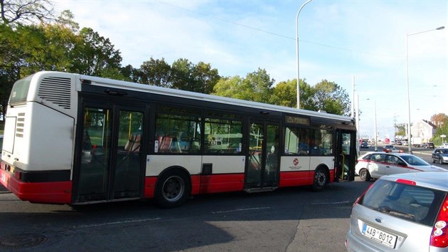Na pražském Vypichu se na křižovatce srazil autobus s tramvají, nikdo nebyl zraněn (6.10.2017)