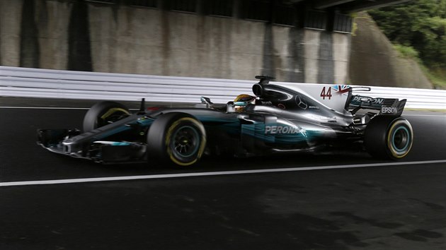 Lewis Hamilton z Mercedesu bhem kvalifikace na VC Japonska