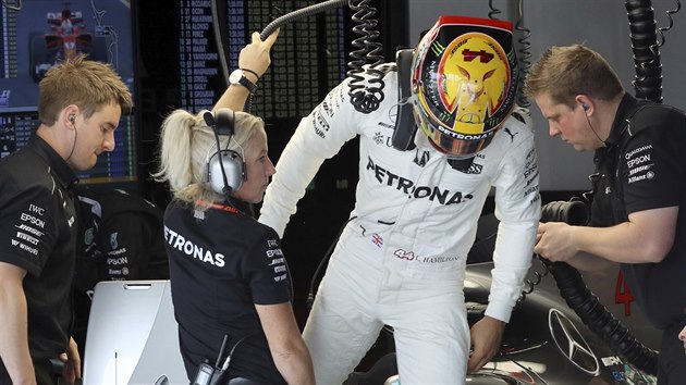 Lewis Hamilton z Mercedesu po vtzn kvalifikaci na VC Japonska