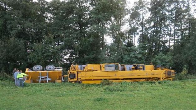 Havarovan jeb, s nm se u Chlumce nad Cidlinou utrhla krajnice (3.10.2017).