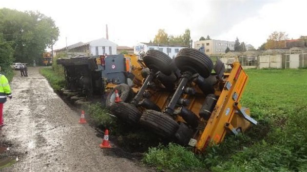 Havarovan jeb, s nm se u Chlumce nad Cidlinou utrhla krajnice (3.10.2017).