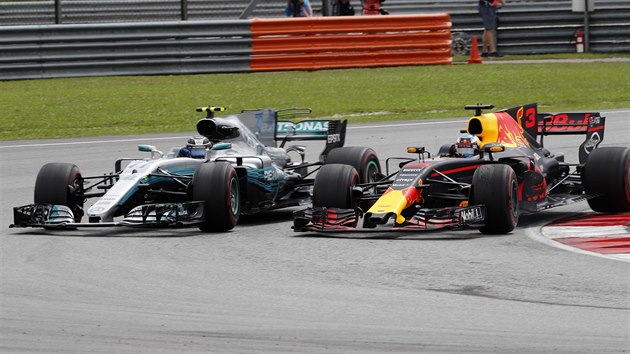 Daniel Ricciardo (vpravo) tou pedjet Valtteriho Bottase ve Velk cen Malajsie.