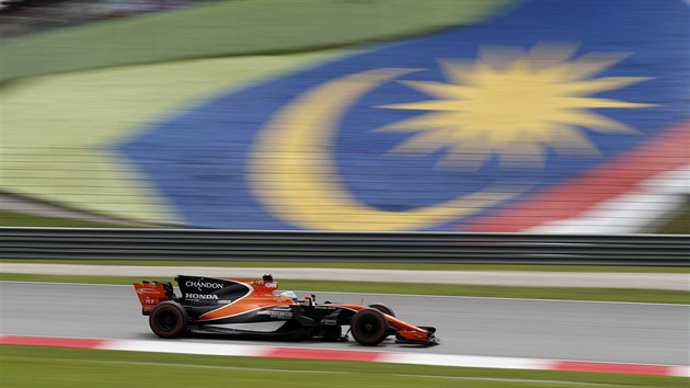 Fernando Alonso bojuje ve Velk cen Malajsie.