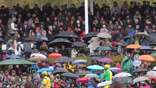 A PR A PR... 127. Velkou pardubickou doprovzelo detiv a sychrav poas.