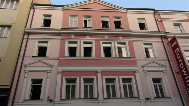 V hotelu v Milov ulici na praskm ikov hoelo. Hasii z budovy evakuovali tinct lid, osm jich skonilo v pi zchran. (2.10.2017)