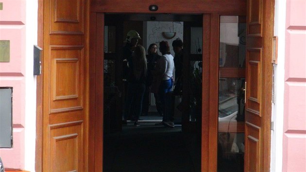 V hotelu v Milov ulici na praskm ikov hoelo. Hasii z budovy evakuovali tinct lid, osm jich skonilo v pi zchran. (2.10.2017)