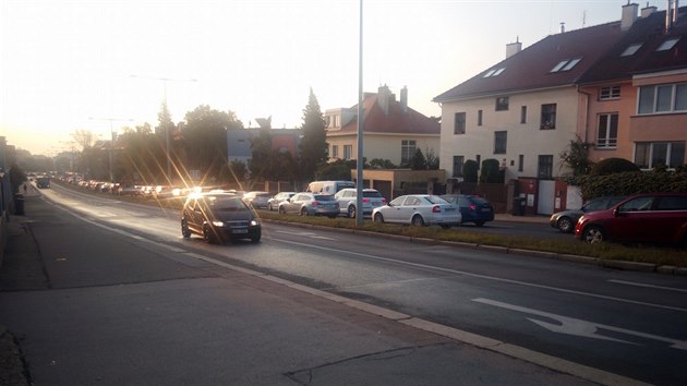 Doprava v ulici K Bohnicm v rannch hodinch kolabovala kvli novmu zkazu vjezdu. Lid museli na metro pky. (2.10.2017)