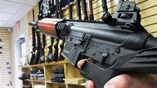 Bump-stock ili náhradní paba, která zmní poloautomatickou puku na...