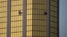 Rozbitá okna ve 32. pate hotelu Mandalay Bay, odkud Stephen Paddock stílel na...