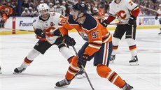 Troy Brouwer z Calgary sleduje Connora McDavida z Edmontonu. Troy Brouwer z Calgary sleduje Connora McDavida z Edmontonu.