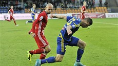 O míč bojují olomoucký Vepřek (vlevo) a jihlavský Marcin. O míč bojují olomoucký Vepřek (vlevo) a jihlavský Marcin.