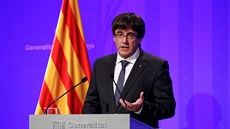 Pedseda katalánské vlády Carles Puigdemont pi projevu v Barcelon (2. íjna...