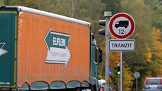 Značka zakazující tranzit vozidlům těžším 12 tun umístěná u vjezdu do Chebu. Značka zakazující tranzit vozidlům těžším 12 tun umístěná u vjezdu do Chebu.