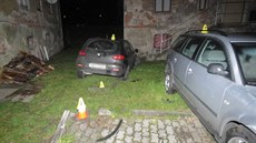 Řidič v Oloví na útěku před policií naboural auto a obrubník. Řidič v Oloví na útěku před policií naboural auto a obrubník.
