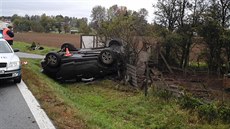 U obce Lišov řidič nezvládl řízení a vyjel mimo silnici, kde se auto převrátilo... U obce Lišov řidič nezvládl řízení a vyjel mimo silnici, kde se auto převrátilo...