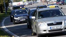 Brnntí taxikái vyjeli na podporu praských koleg na protest proti Uberu....