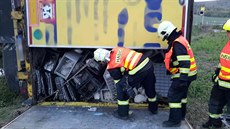 Hasiči z převráceného kamionu zachraňovali dva tisíce králíků. Hasiči z převráceného kamionu zachraňovali dva tisíce králíků.