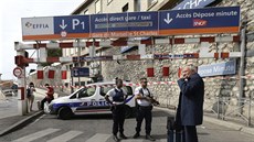 Cestující ekají ped hlavním vlakovým nádraím v Marseille, které uzavela...