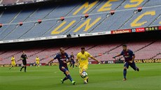 Fotbalisté Barcelony (v tmavém) a Las Palmas před prázdnými tribunami v... Fotbalisté Barcelony (v tmavém) a Las Palmas před prázdnými tribunami v...