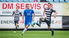 Vítkovický Jakub Prajza (vlevo) se snaží obrat o míč Romana Wermkeho z Českých... Vítkovický Jakub Prajza (vlevo) se snaží obrat o míč Romana Wermkeho z Českých...