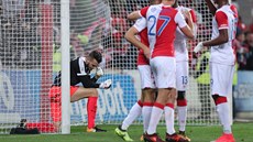 Brněnský gólman Pavel Halouska po druhém gólu Slavie. Brněnský gólman Pavel Halouska po druhém gólu Slavie.