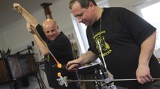 V nové škrdlovické huti mohou návštěvníci vidět v akci mistra skláře Oldřicha... V nové škrdlovické huti mohou návštěvníci vidět v akci mistra skláře Oldřicha...