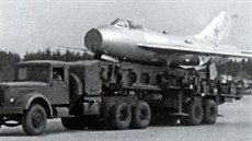 Návsový taha JaAZ-210 s odpalovací ploinou, na které je MiG SM-30