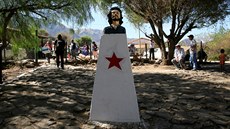 Lidé se seli u pomníku Che Guevary  v bolivijském mst La Higuera (9. íjna...
