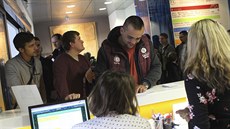 Celých 56 hodin čekal první zájemce o řadovky na sídlišti Klafar ve frontě na... Celých 56 hodin čekal první zájemce o řadovky na sídlišti Klafar ve frontě na...