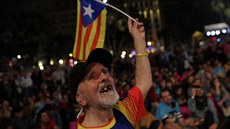 Lidé se veer seli na podporu nezávislosti Katalánska na Madridu. (1. záí...