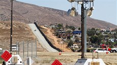 Trump si me vybrat z osmi prototyp zdi, která oddlí USA od Mexika (4. íjna...