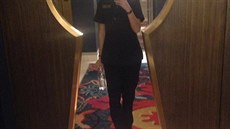 eska Kateina Jáchymová v uniform pokojské hotelu Mandalay Bay.