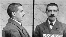 Carlo Ponzi na policejních snímcích z dvacátých let. To byl již jeho finanční... Carlo Ponzi na policejních snímcích z dvacátých let. To byl již jeho finanční...