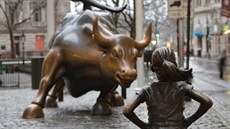 Útoící býk a dívka na Wall Street v New Yorku.