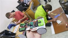 Střední škola Delta učí žáky stavět a programovat auta na dálkové ovládání. Střední škola Delta učí žáky stavět a programovat auta na dálkové ovládání.