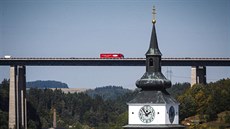 Nejvyšší most. Od listopadu 1978 se přes údolí řeky Oslavy u Velkého Meziříčí... Nejvyšší most. Od listopadu 1978 se přes údolí řeky Oslavy u Velkého Meziříčí...