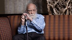 Kanadsko-americký jevištní kouzelník a vědecký skeptik James Randi Kanadsko-americký jevištní kouzelník a vědecký skeptik James Randi