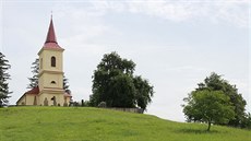 Kostelík na Byšičkách se nám v dáli ukáže již z oken motorového vlaku. To se... Kostelík na Byšičkách se nám v dáli ukáže již z oken motorového vlaku. To se...