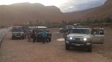 Karavana v Maroku, sloený mezi kufry jedu do Fesu.