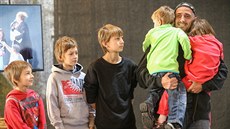 Jaroslav se svými pěti dětmi se na Jarmarku OnaDnes.cz neubránil dojetí. Jaroslav se svými pěti dětmi se na Jarmarku OnaDnes.cz neubránil dojetí.