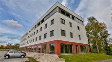 Z nového domu se lidé dívají na chátrající budovy bývalých kasáren Jana Žižky. Z nového domu se lidé dívají na chátrající budovy bývalých kasáren Jana Žižky.