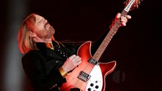 Zpěvák Tom Petty během svého koncertu se svojí kapelou The Heartbreakers. (3.2.... Zpěvák Tom Petty během svého koncertu se svojí kapelou The Heartbreakers. (3.2....