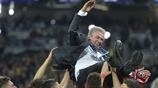 Trenér Juup Heynckes nad hlavami hráčů Bayernu Mnichov ve chvíli, kdy v květnu... Trenér Juup Heynckes nad hlavami hráčů Bayernu Mnichov ve chvíli, kdy v květnu...
