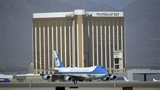Air Force One s prezidentem Trumpem pistává na letiti v Las Vegas a míjí...
