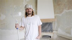 Jaroslav Vozáb při práci v jednom z pokojů. Jaroslav Vozáb při práci v jednom z pokojů.