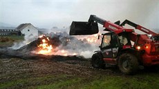 Rozhrnování hořící slámy při požáru v Biskupicích. Rozhrnování hořící slámy při požáru v Biskupicích.