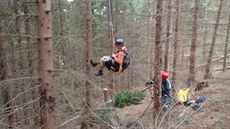 Lezecká skupina hasičů z Frýdku-Místku zachraňovala paraglidistu ze smrku v... Lezecká skupina hasičů z Frýdku-Místku zachraňovala paraglidistu ze smrku v...