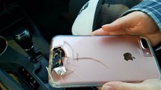 Růžový iPhone 7 Plus, který odrazil střelu vraha z Vegas Růžový iPhone 7 Plus, který odrazil střelu vraha z Vegas