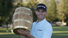 Brendan Steele s trofejí pro vítěze turnaje Safeway Open. Brendan Steele s trofejí pro vítěze turnaje Safeway Open.