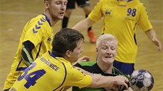Karvinský Tomáš Mlotek se snaží projít přes kopřivnického Jana Hanuse, jehož... Karvinský Tomáš Mlotek se snaží projít přes kopřivnického Jana Hanuse, jehož...